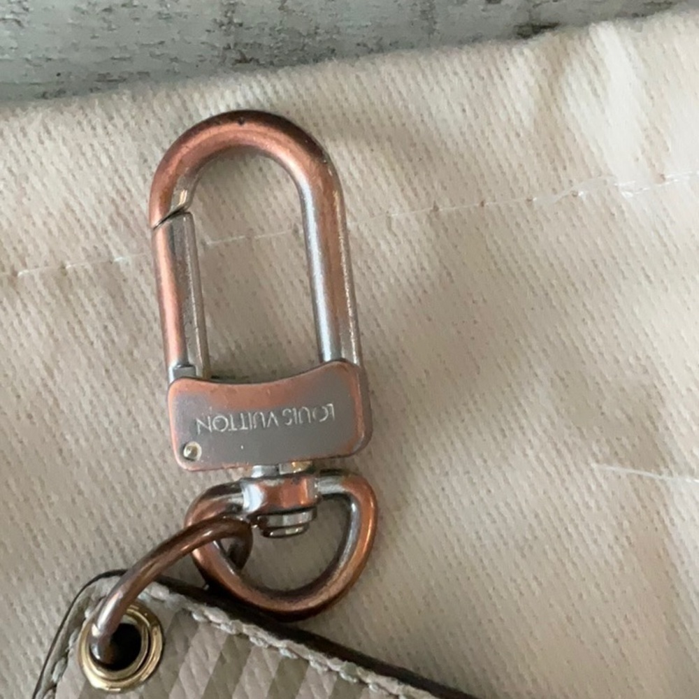 LOUIS VUITTON Porte Cure llystre
Trunk Charm Key Holder - Picture 6 of 10